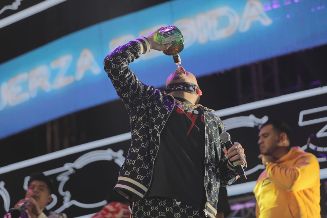 La agrupación sinaloense contó con la presencia de Fuerza Régida, como uno de sus primeros invitados de la noche. Con ellos interpretaron "Ando Bien pedo", y le hicieron honor a la canción con una botella.