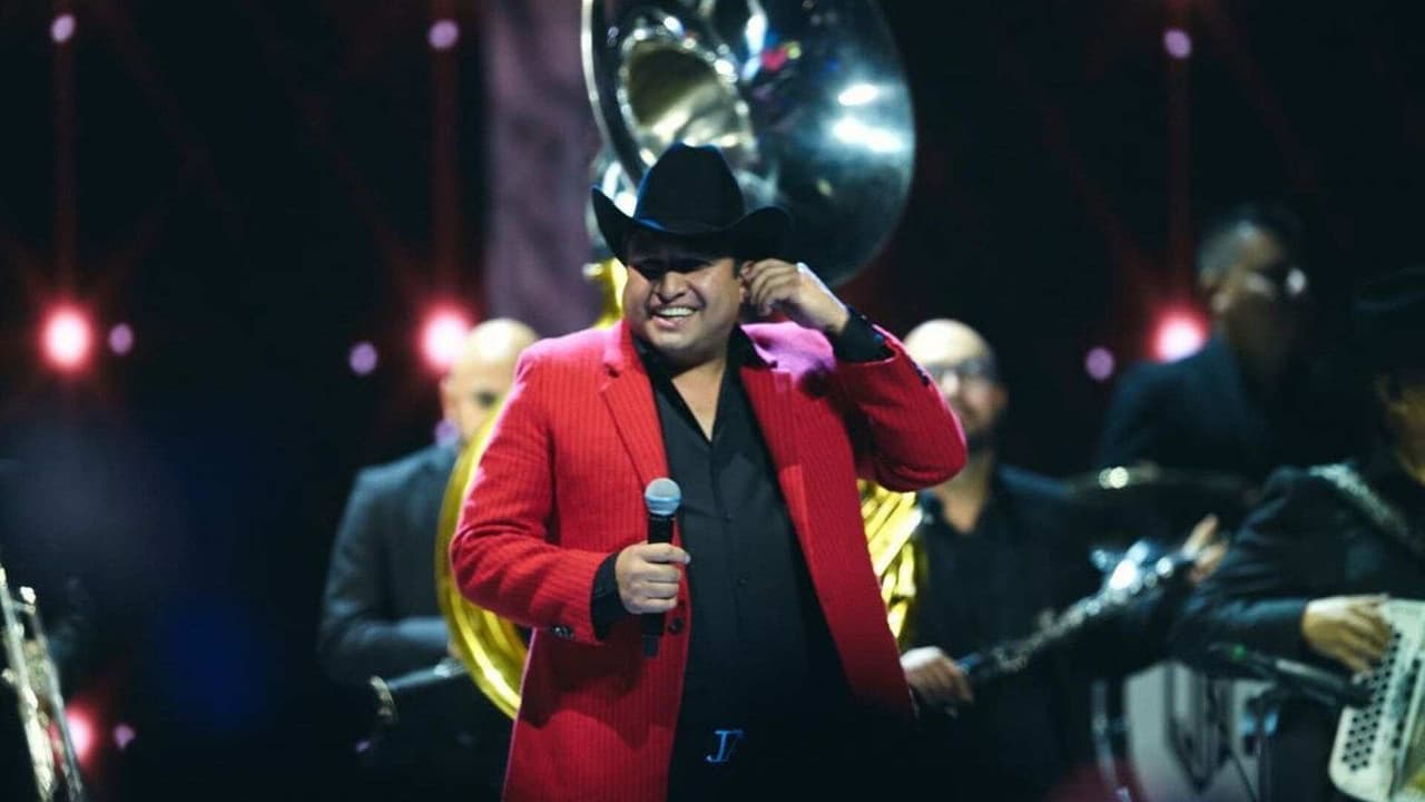 Julión Álvarez suplió a Calibre 50 y cantó a todo pulmón ‘A La Antigüita’