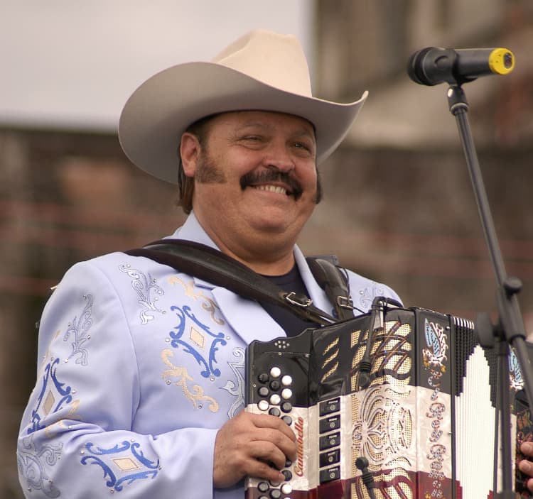 Ramón Ayala fue evidenciado por cobrarle sus fotos a sus seguidores