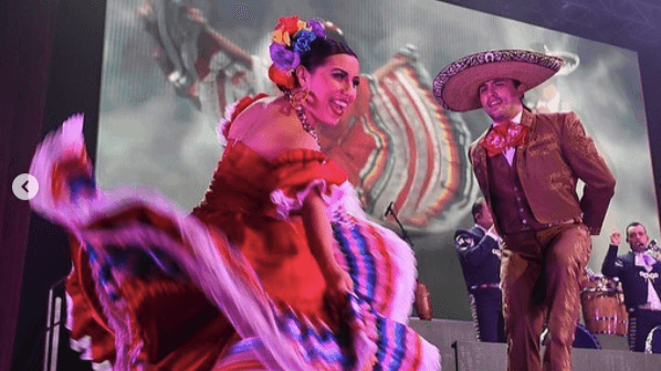 Bailarines tradicionales pusieron el toque folclórico a la noche mexicana en el famoso recinto.