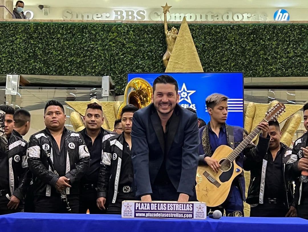 'El Flaco' plasma sus huellas en una famosa plaza de la CDMX