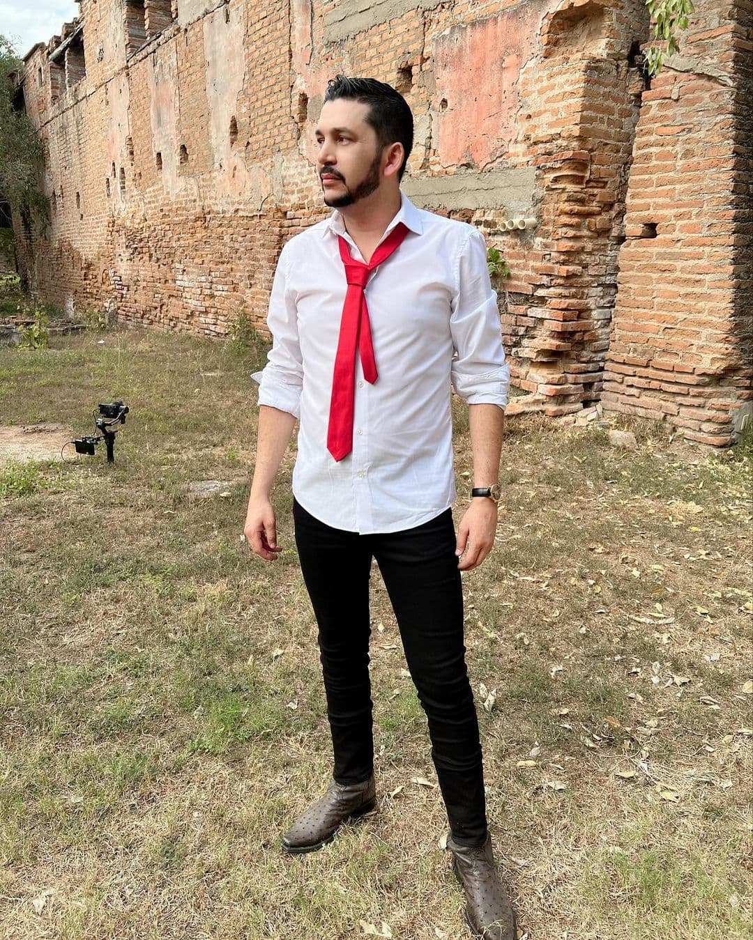 Luis Ángel "El Flaco" sorprendió a sus fans vestido de RBD y cantando "Rebelde".