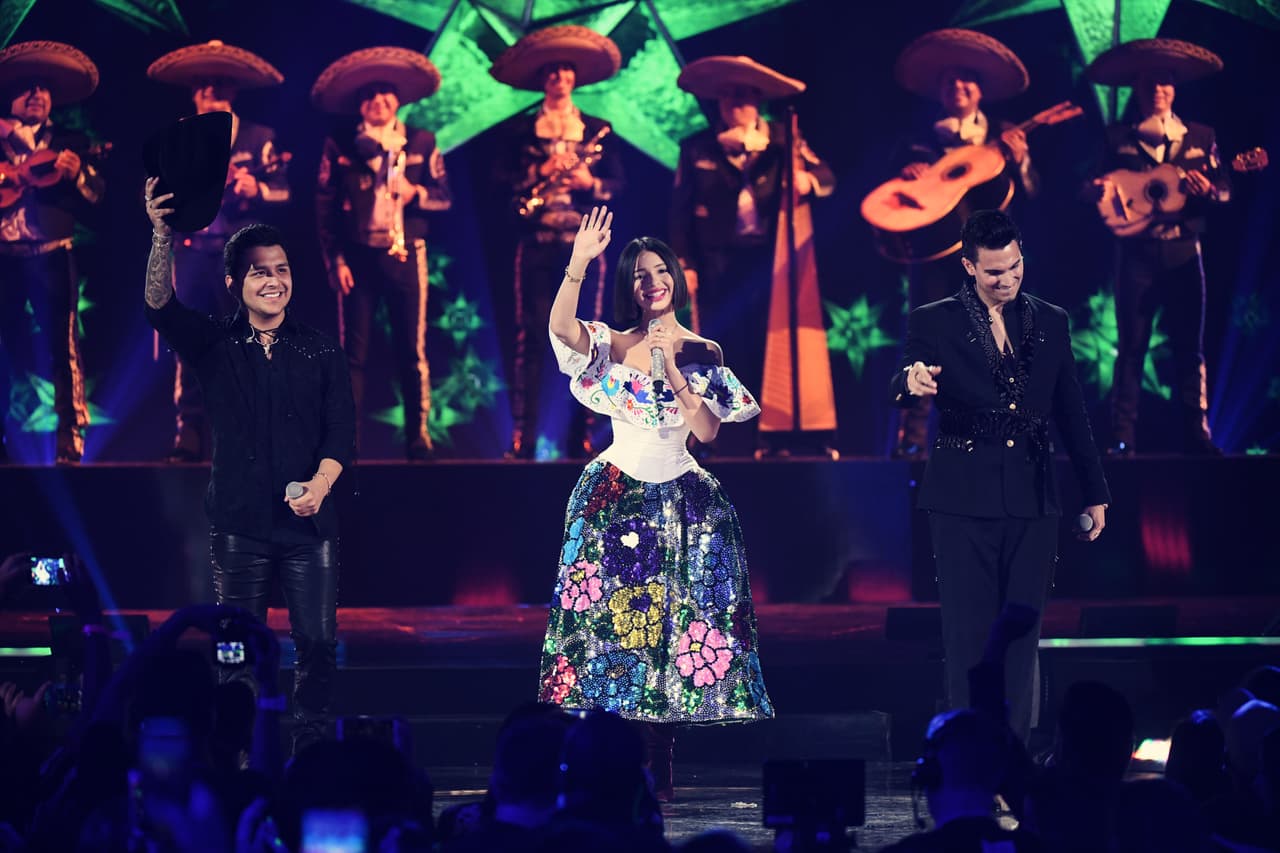 La presentación de los tres jóvenes estuvo acompañada de un mariachi.