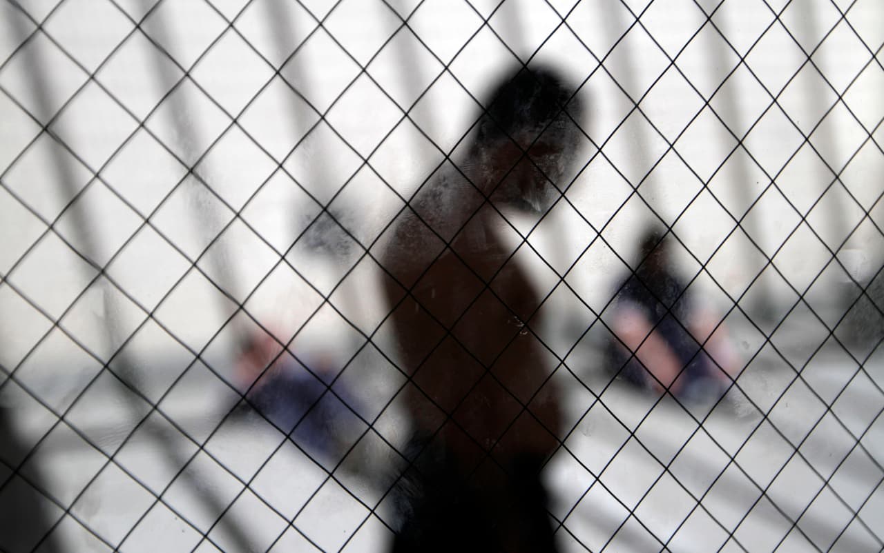 Inmigrantes que se presentan en oficinas de ICE en Los Ángeles quedan detenidos en sus sótanos, indican reportes