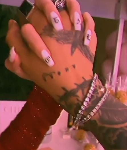 Otro momento que sorprendió fue cuando tanto Nodal como Belinda mostraron sus uñas, las cuales tenían escrito sus nombres.