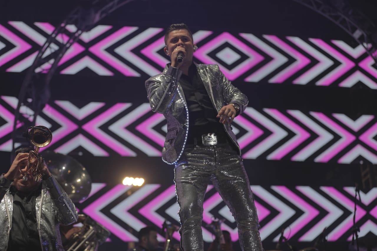 La fiesta comenzó con "Paso a Paso", "Pobre Ranchero ,"Corrido de Maztlán" y "El Sinaloense", uno a uno fueron sonando los grandes éxitos que la banda ha hecho famos en sus 30 años de carrera.