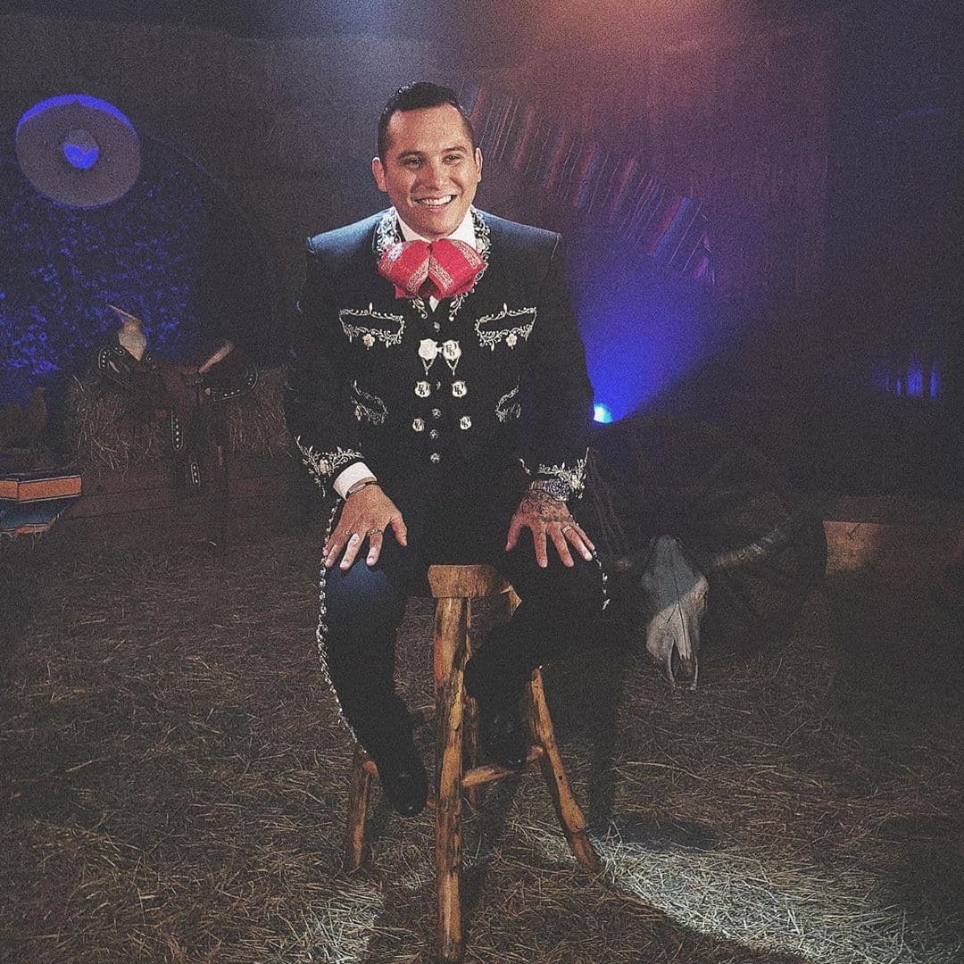 Para la campaña de lanzamiento del compilado, del que aún no se conocen los temas, Edwin porta el traje charro.
