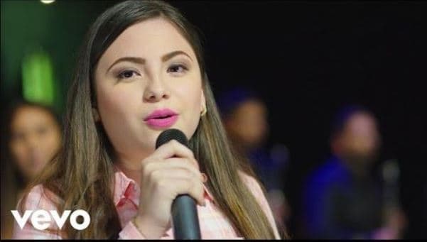 Valeria Elizalde apareció en el video musical que grabaron sus tres hijas, interpretando un fragmento de “Sobre la Tumba de mi Padre”.