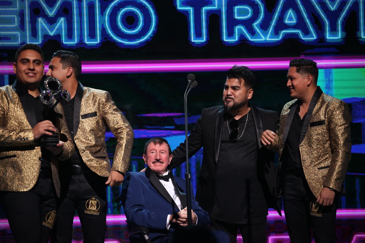 Germán Lizárraga es reconocido por su trayectoria en los Premios Bandamax