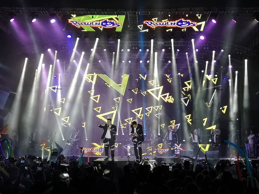 Éxitos como "La Mejor Versión del Amor" fueron entonados por la banda.