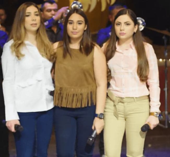 Gabriela apareció en uno de los homenajes que le hicieron a su papá, donde las hijas de “El Gallo” dedicaron varias canciones a su fallecido padre.
