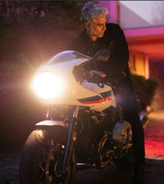 Alejandro Fernández es un amante de los automóviles y de las motocicletas, así lo ha mostrado en su cuenta de Instagram, donde ha presumido varios “juguetes”, como esta moto BMW que tiene un costo aproximado de 15 mil dólares.