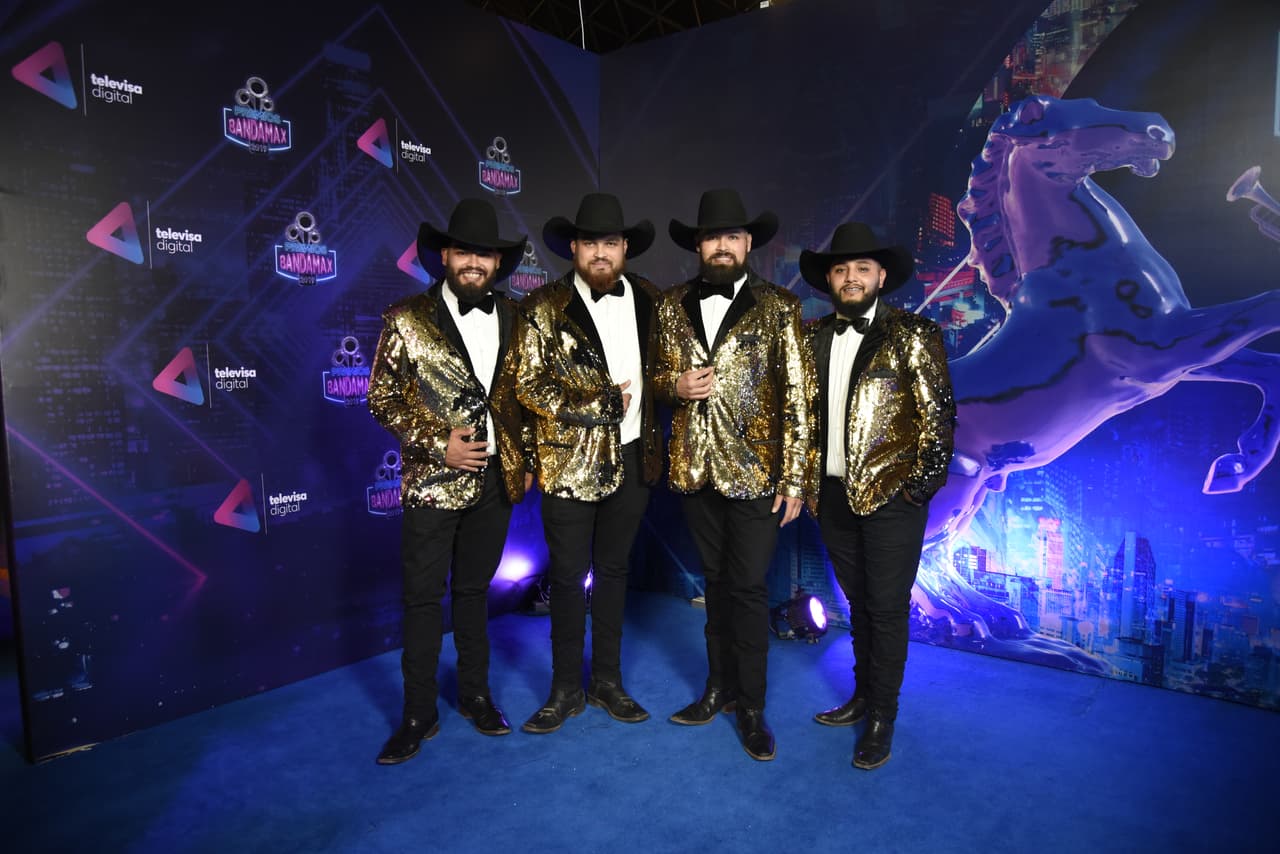 Oro Norte presenta su proyecto musical en el regional mexicano con un 'look' que le hace honor a su nombre.