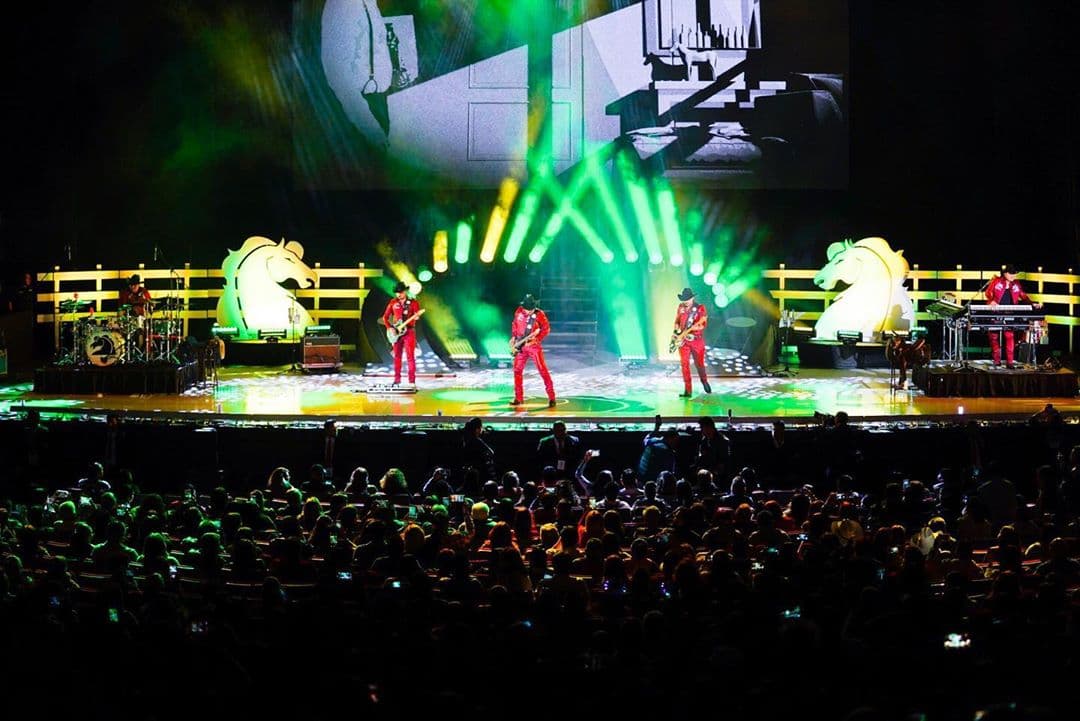 En 2019, Bronco se presentó dos veces en el Auditorio Nacional, en el marco de su gira "Por Más".