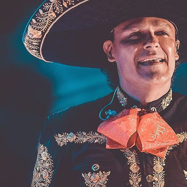 Con más de cuatro décadas de carrera, Pedro Fernández piensa que aún le faltan muchas cosas por hacer: discos, cintas, telenovelas y hasta teatro musical.