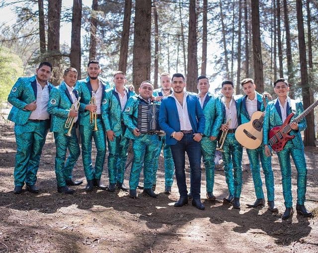 Gerardo Díaz y Su Gerarquia se distingue dentro de la música de banda por incluir el sonido al estilo "Tierra Caliente" al igual que el acordeón y bajo sexto.