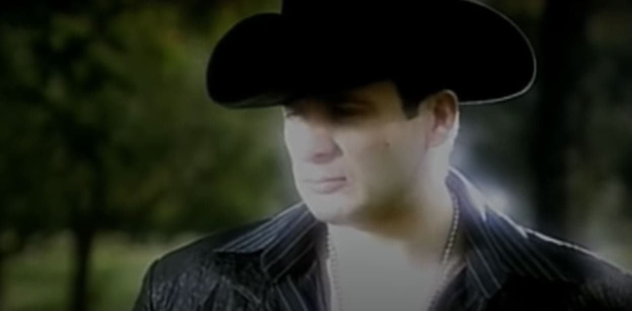 En el video del tema "Vencedor", Elizalde interpretó a un hombre muerto e incluso su nombre aparece en un lápida.