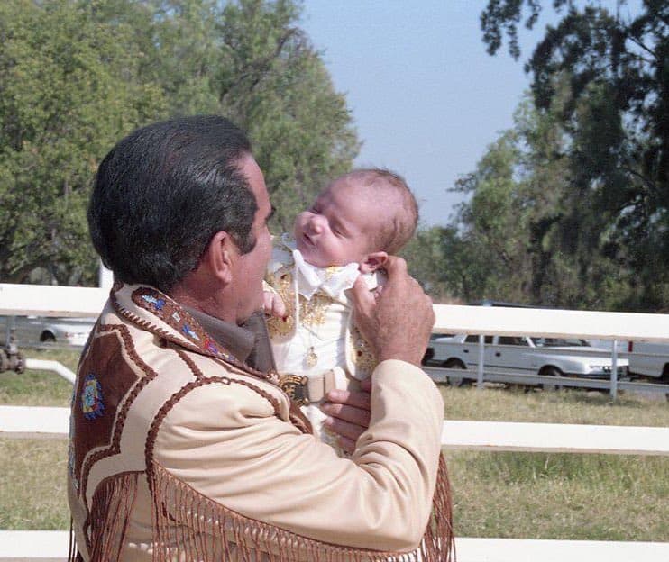 Su nieto, Álex Fernández, compartió una imagen en la que se le ve junto a su famoso abuelo.