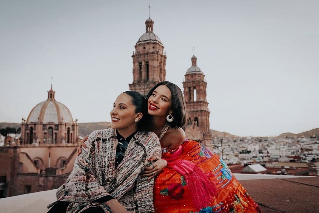 Tal es el caso de Aneliz Álvarez, mamá de Ángela Aguilar, quien la ha visto crecer en los escenarios y la apoya en cada paso que da. La orgullosa madre comparte en redes sociales imágenes detrás de escenas de las presentaciones de su pequeña, en las que le ha dedicado palabras como "8 shows en 16 días,qué orgullo ver en lo que te estás convirtiendo, tu belleza e inigualable talento".