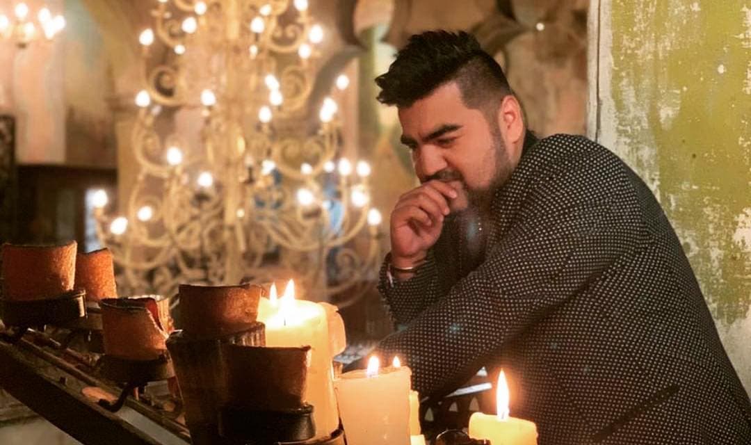 El cantante, quien celebra 25 años de trayectoria, se encuentra muy activo publicando temas como "En Esta Vida No Se Pudo" y "Cómo Quieres Que Este".