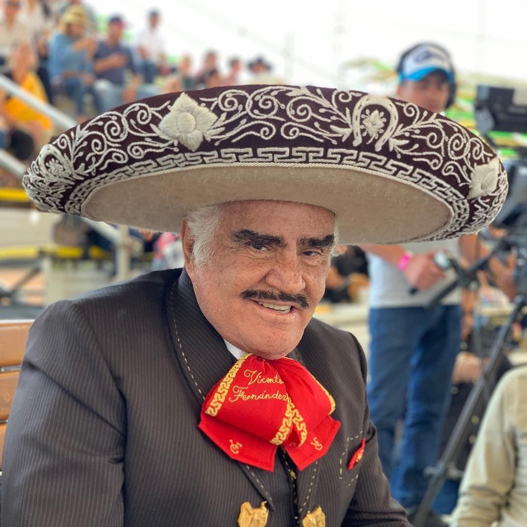 Vicente Fernández cumplió años el 17 de febrero por lo que diversos artistas se dieron a la tarea de reconocerlo y felicitarlo vía redes sociales.