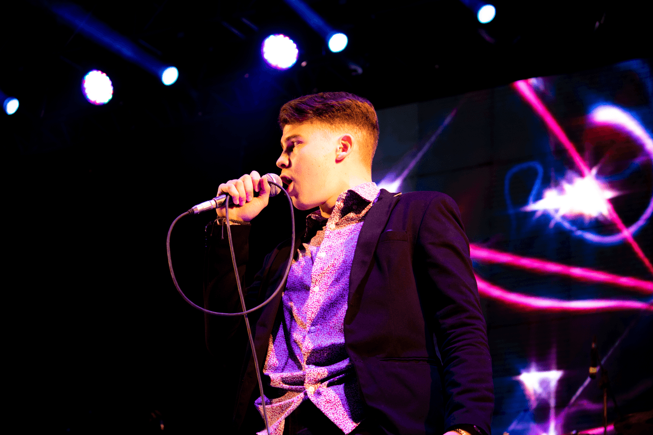 El cantante Luis Escalera formó parte del talento que puso el ritmo al jaripeo en Jalisco.