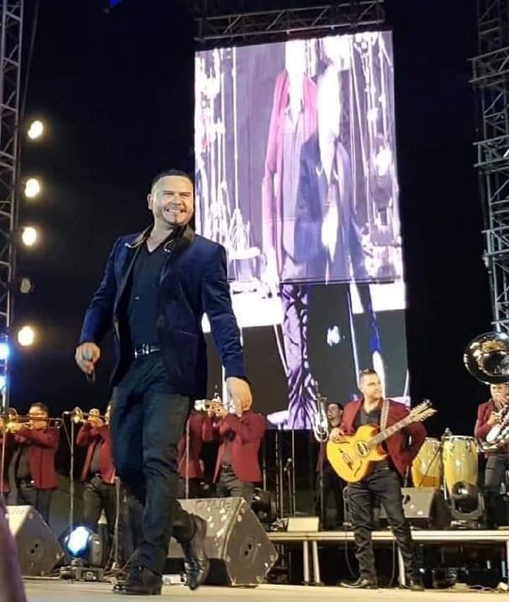 Claudio Alcaraz. De 2004 a 2014, la estrella de la banda fue la voz de La Adictiva. Durante ese lapso tuvo gran apoyo de los seguidores. Actualmente disfruta de su faceta como solista junto a su Banda La Mundial.