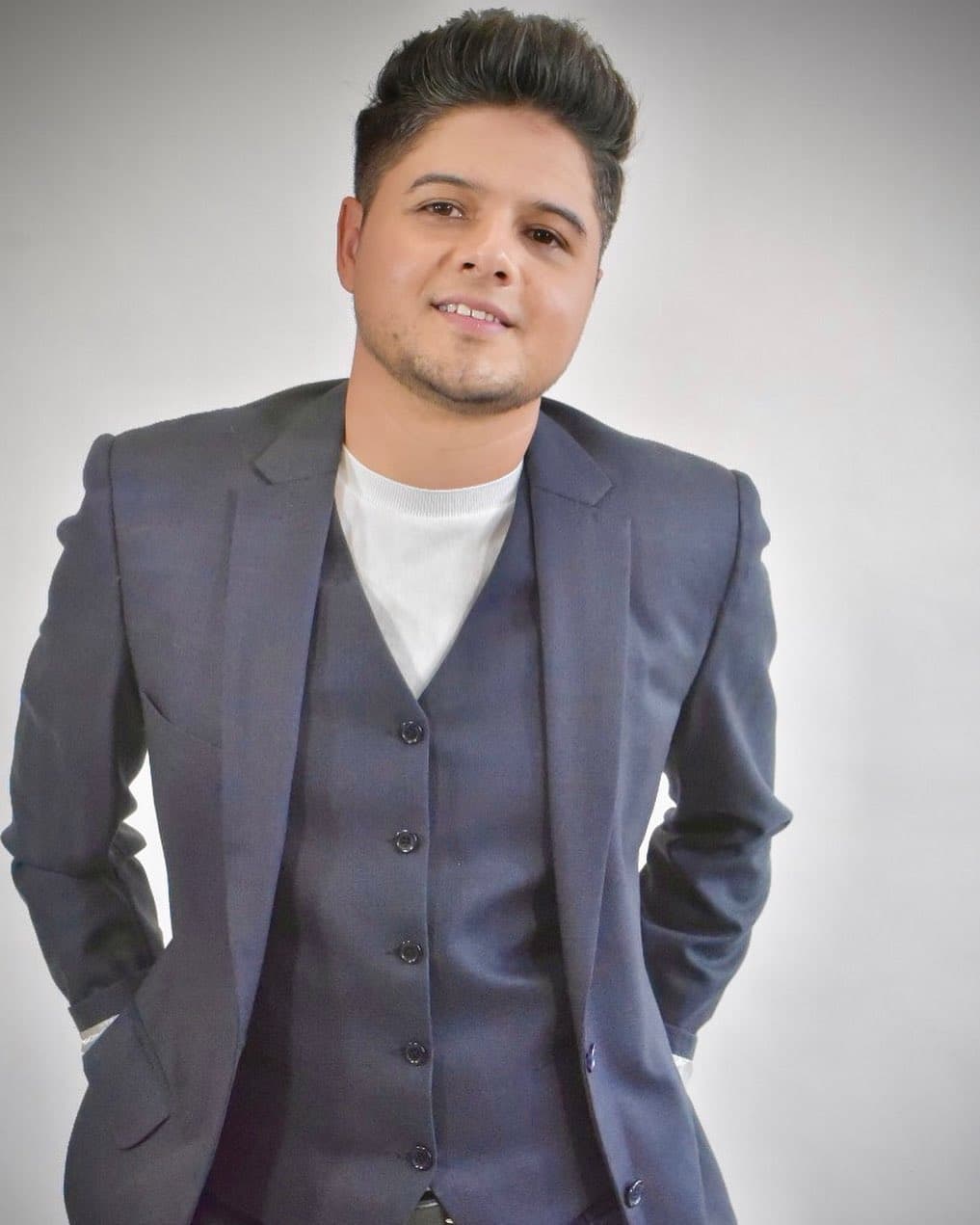 De acuerdo con La Imponente Vientos de Jalisco, Mike Miramontes sigue teniendo contrato vigente con la banda aunque él ya formó su Banda La Fugitiva.