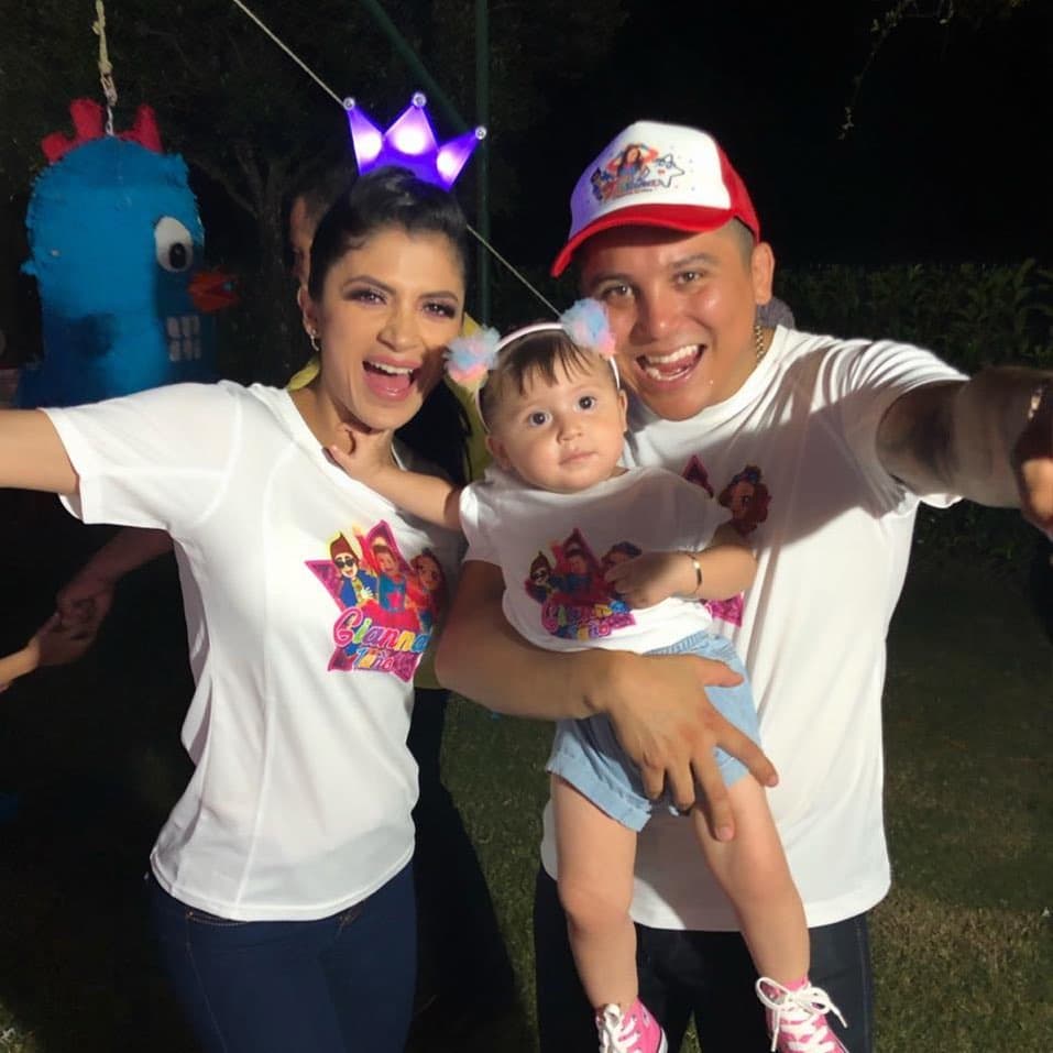 En la fiesta de cumpleaños de Gianna Luna Flores, la familia Luna Flores vistió camisas blancas con un estampado referente a la celebración de la pequeña.