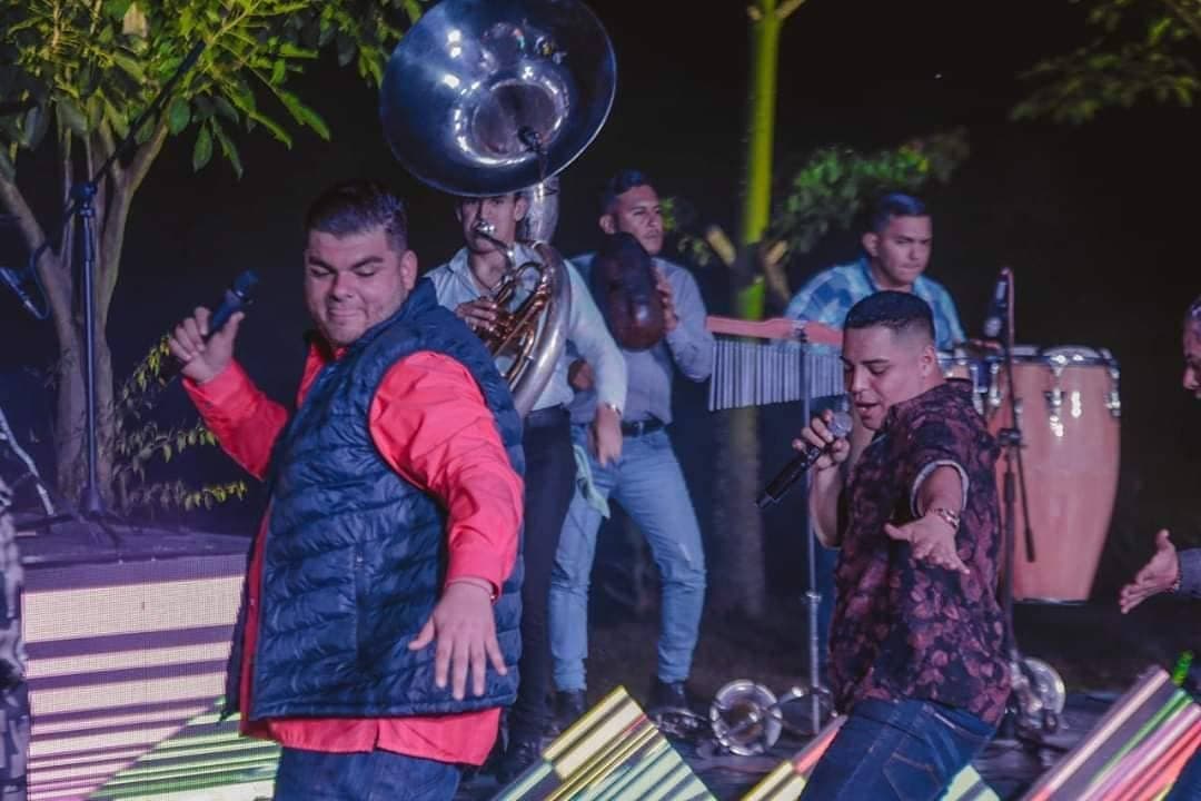 En la velada, Grupo Firme estuvo acompañado por La Bandononona, cuyo líder, Max Peraza, subió al escenario para interpretar el dueto que estrenó junto a Firme y que, a menos de un mes de su lanzamiento, lleva más de 5 millones de reproducciones en YouTube, "Volver Da Flojera".