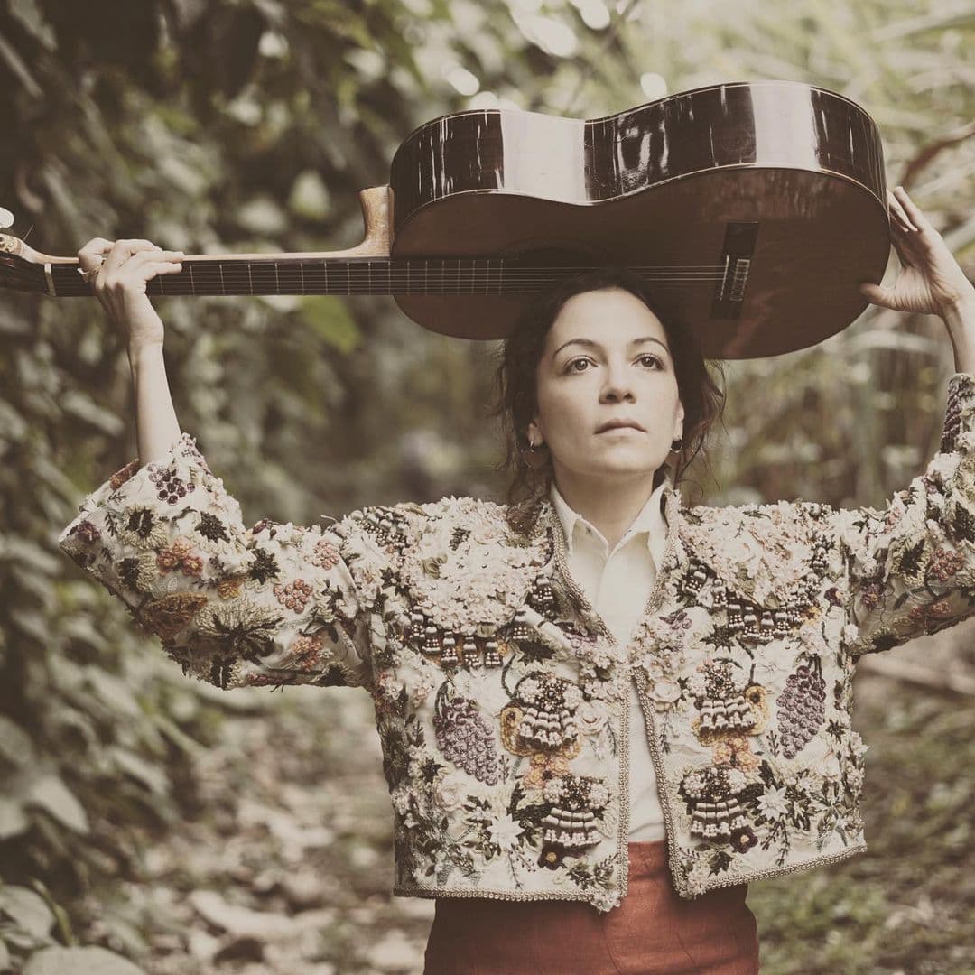Por último, Natalia Lafourcade una de las grandes favoritas para llevarse su primer Grammy por el disco “Un Canto Por México, Vol. 1”, el cual se convirtió en uno de los favoritos del público mexicano por sus letras emotivas y diversos ritmos.