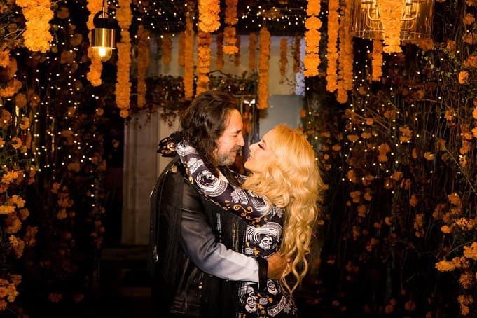 Marco Antonio Solís dedica romántico mensaje a su esposa en su 28 aniversario