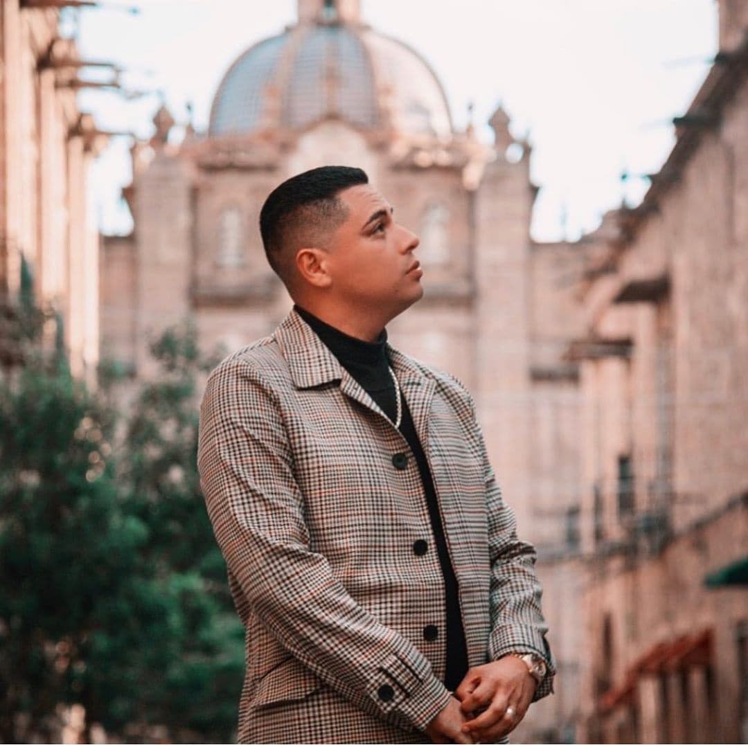 El video de "La Estoy Pasando Mal" fue grabado en Morelia, Michoacán.
