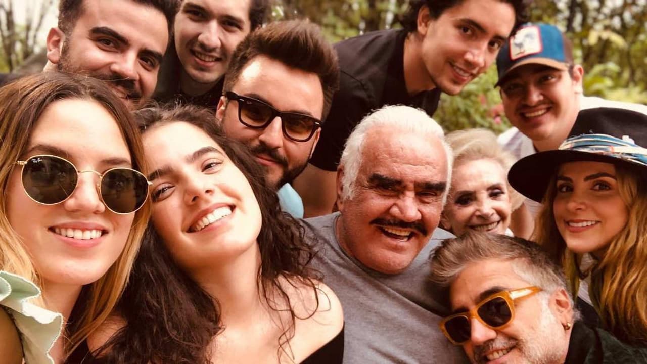 Vicente Fernández canta en familia