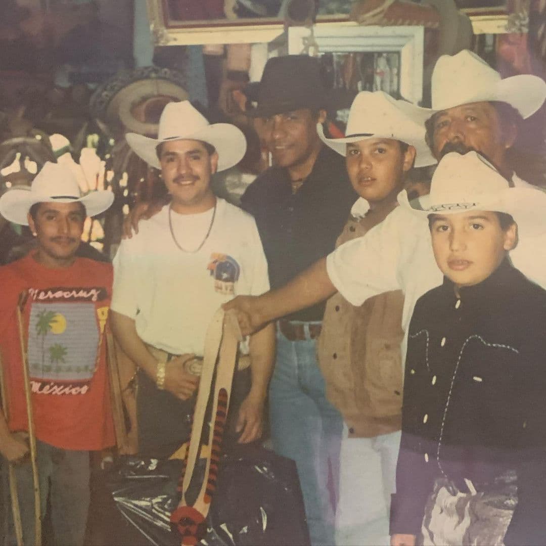 En esta fotografía podemos observar que desde pequeños Adán y René, hijos de Lupe Esparza, son amantes de la música, y que siempre han llevado a Bronco en el corazón.