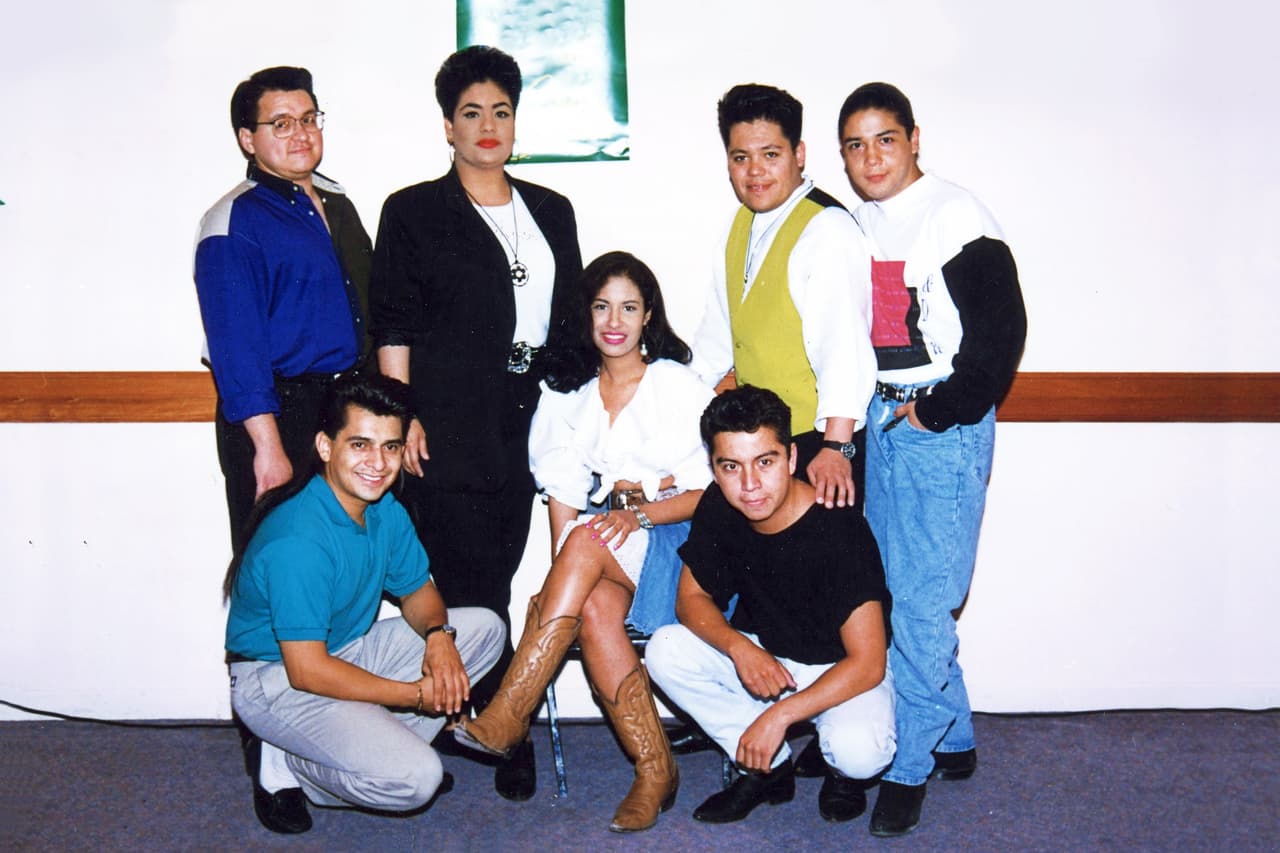 En 1995, Pérez cedió a la familia Quintanilla todos los derechos exclusivos sobre el nombre, voz, fotografías, imagen e historia de vida de Selena.