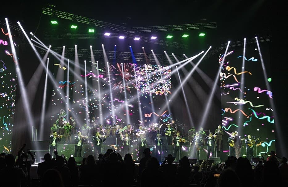Banda El Recodo y el Mariachi Vargas rindieron tributo a grandes compositores y leyendas de la música como Pedro Infante, Lola Beltrán, José Ángel Espinoza, "Ferrusquilla", José Alfredo Jiménez, Antonio Aguilar, Juan Gabriel y Vicente Fernández.