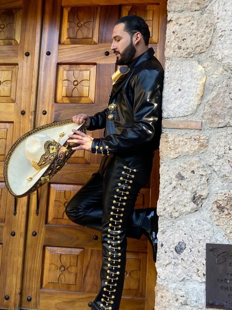 "Me acuerdo de mi música favorita, de mis primeras canciones que interpreté en un bar en mi tierra natal Chihuahua. Lo voy a hacer con todo respeto, al estilo de Saúl 'El Jaguar' y que quede moderno, pero siguiendo la rítmica de Javier Solís", dijo Saúl a NotiBanda de Bandamax.