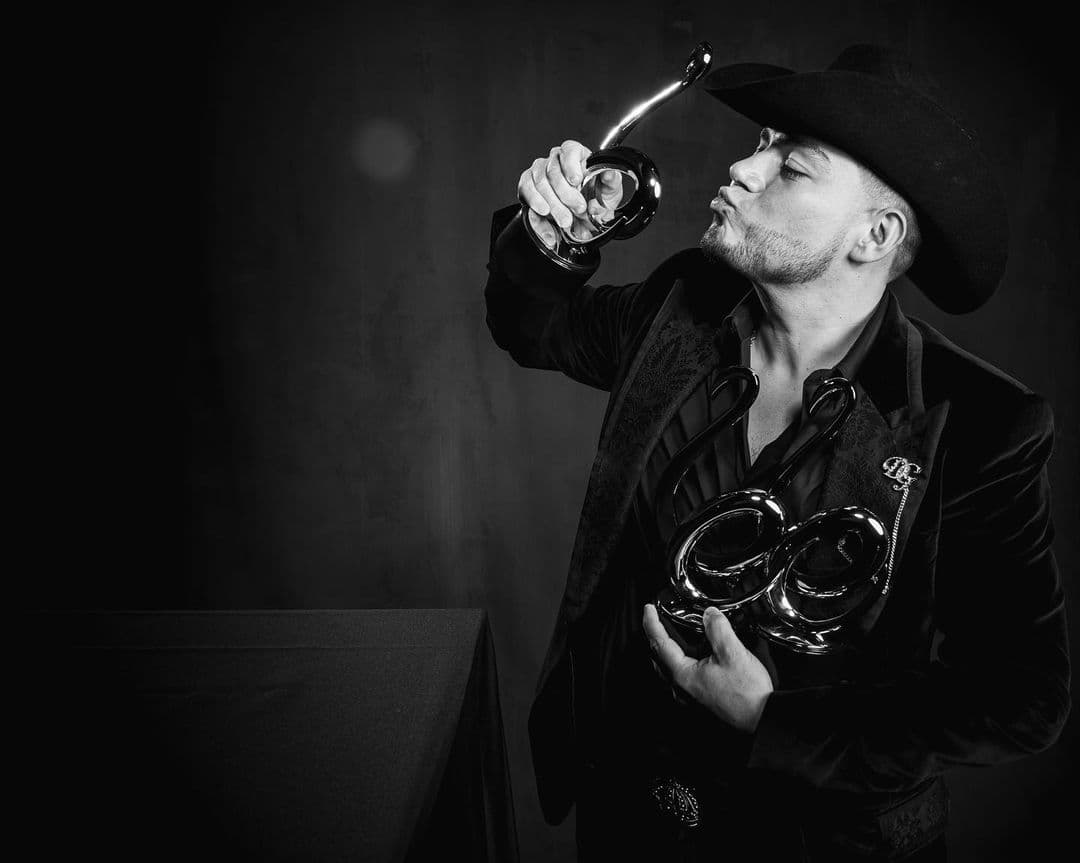 Lenin Ramírez posó con sus Premio Lo Nuestro.