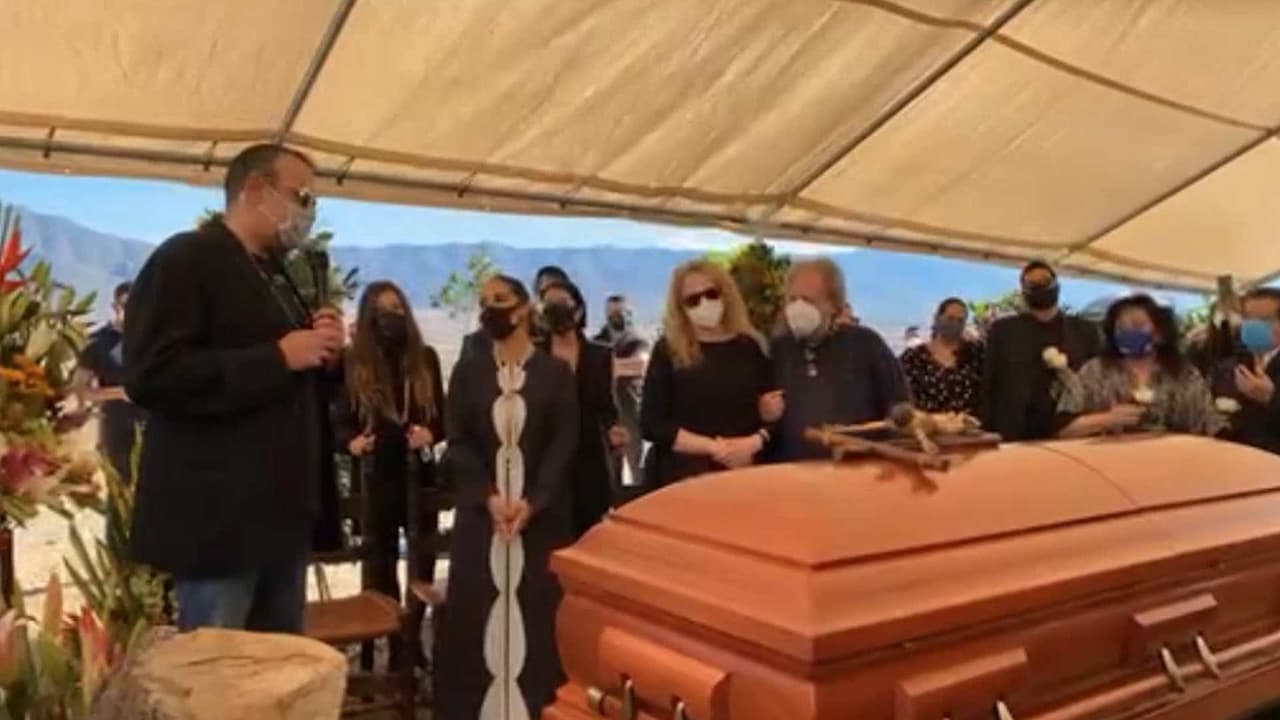 Pepe Aguilar se despide de su mamá con un conmovedor mensaje: ‘Tengo partido el corazón’