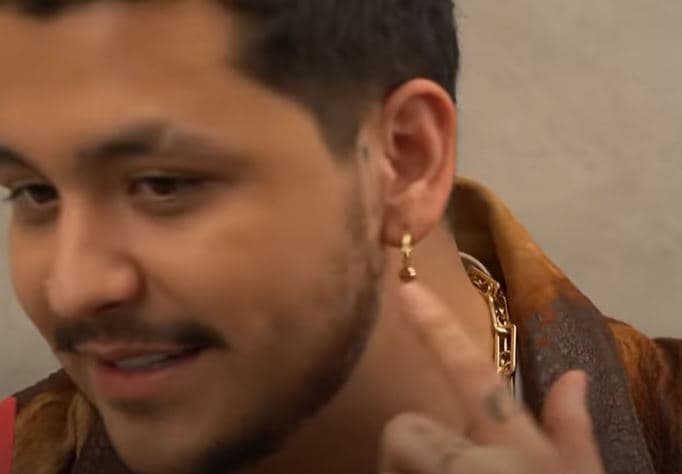 “No sé si a todos les pasa que tienen tatuajes, cuando ven una foto sin tatuajes piensan ¿yo estaba así? o no te acuerdas de todos tus tatuajes. Hoy me quité y me vi en el espejo y dije no manches estoy bien tatuado”, finalizó Nodal.