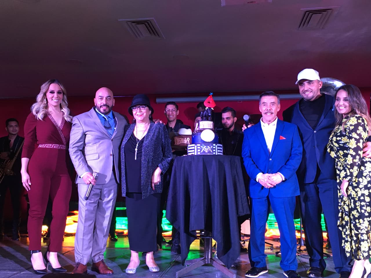 Junto a su familia, Lupillo Rivera presentó en la Ciudad de México sus nuevas producciones discográficas.