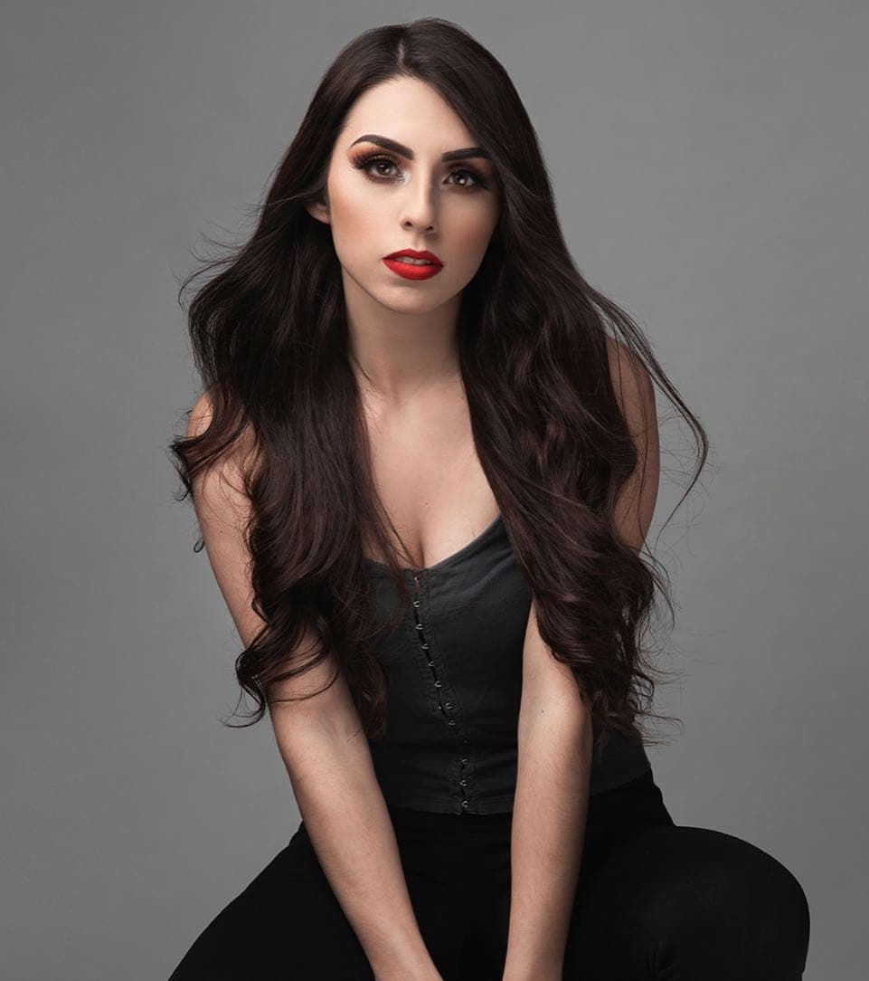 Fernanda Esquer, esposa de Virlán García, ha acaparado recientemente la atención en las redes sociales debido a su talento musical y a su faceta como madre y pareja del cantautor.