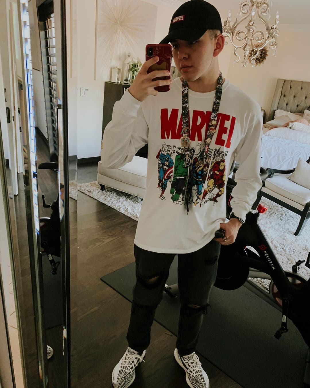 “He entrenado con @juanangeloficial por varios meses y lo he visto hacerse más fuerte, tanto física como mentalmente. A sus 17 años, Johnny es más disciplinado en su vida”, expresó su entrenador Moli Duy a través de Instagram en octubre de 2018.