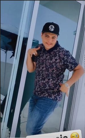 Tanto su pareja como su mamá le regalaron varias playeras, camisas y una pijama.