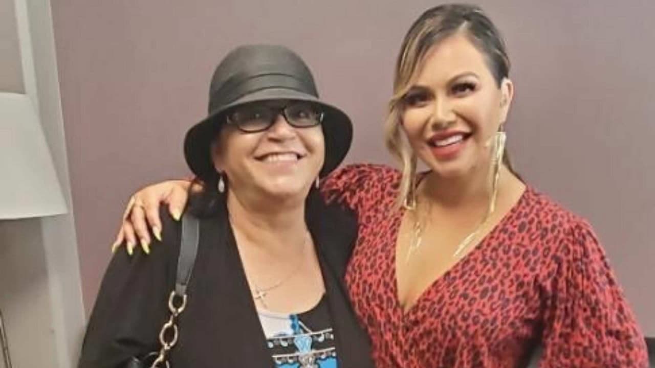 Video: Doña Rosa, la abuelita de Chiquis Rivera, consiente a su nieta con un delicioso caldito de camarón