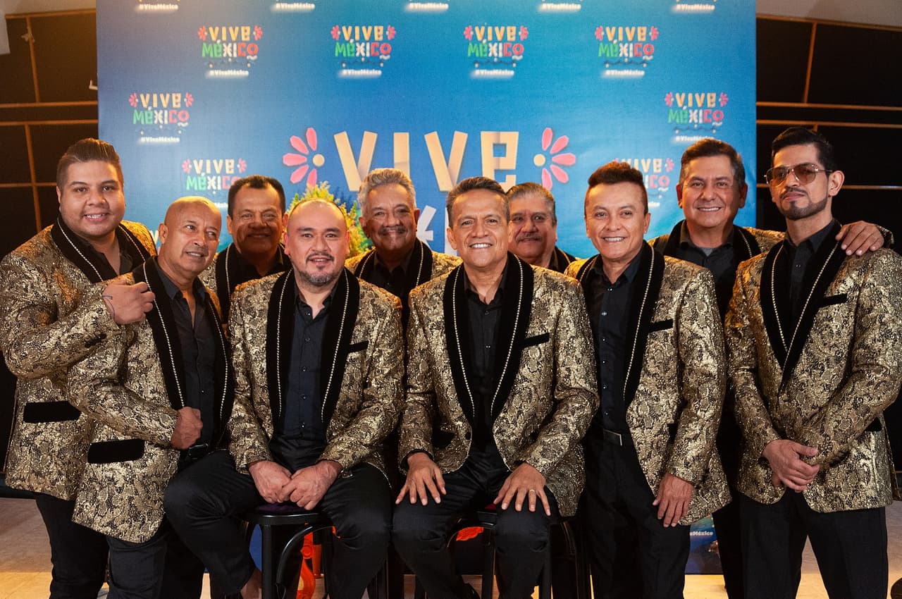 Super Lamas visita la capital de nuestro país desde su natal Veracruz para presentarse con su cumbia en el escenario de Vive México. Algunos de sus temas más conocidos son: “Todo lo Encuentro en Ti”, “Yo Quiero Chupar”, “Pero la Recuerdo”, entre otros.
