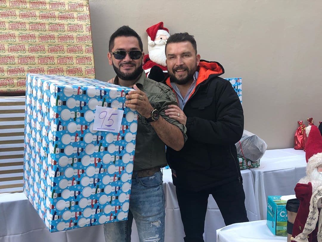 Los obsequios dados a los integrantes de la llamada "Madre de Todas las Bandas" estuvieron envueltos para mantener la sorpresa.