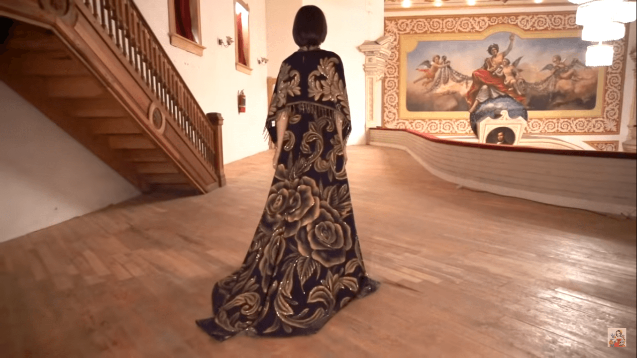 Para el video, la cantante aseguró en su vlog que lucirá también un diseño de boda, el cual no se mostró.
