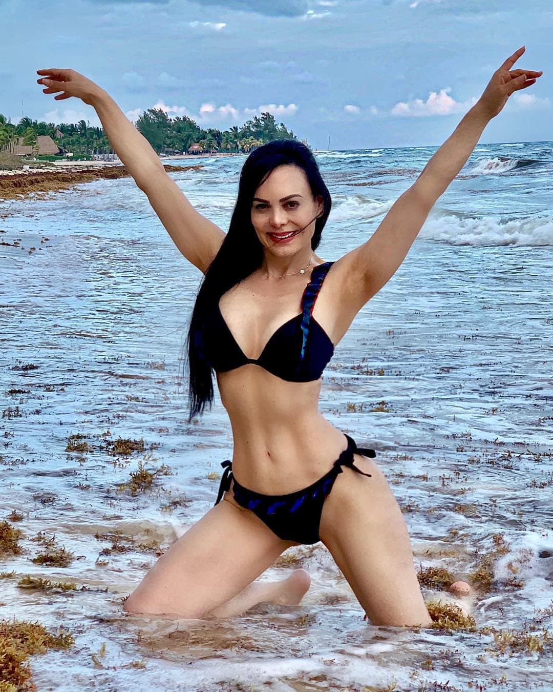 La belleza aparece en bikini con Playa del Carmen como escenario.